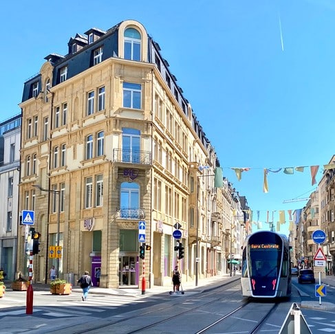Avenue de la Liberté - Tram venant de la Gare centrale à Luxembourg