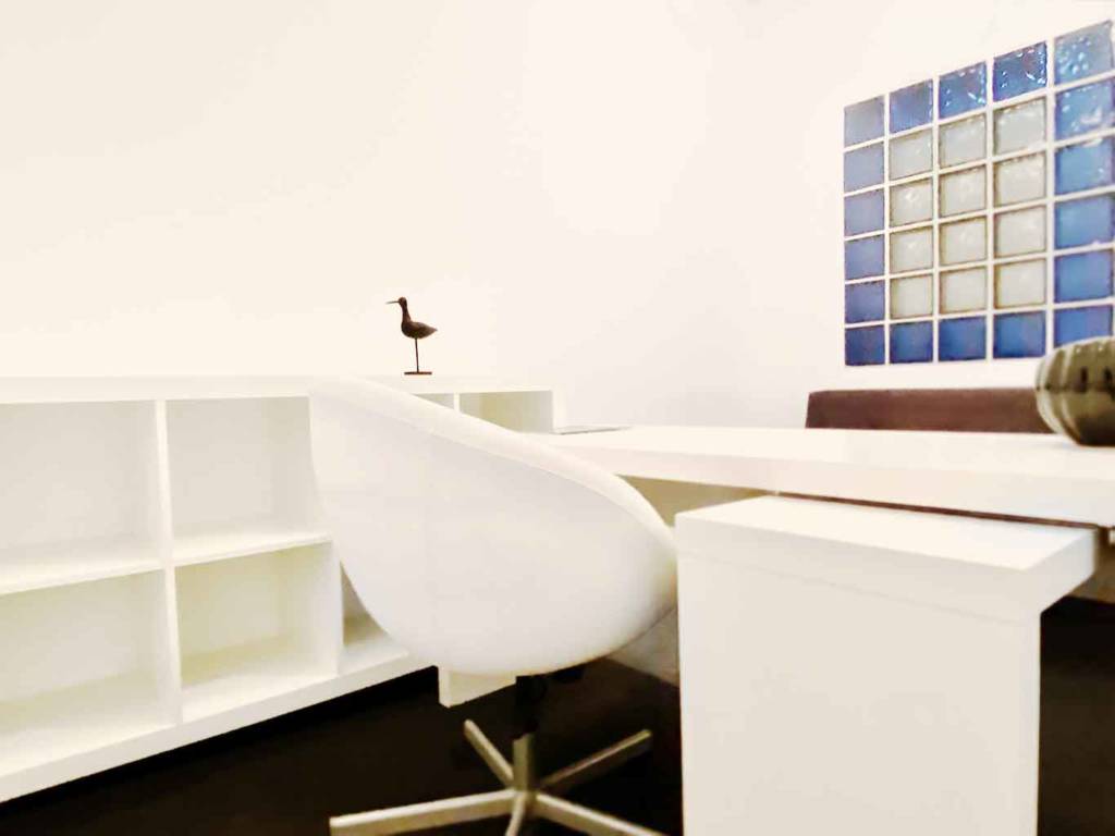 Détail de bureau moderne medium, table, fauteuil cuir de direction, divan – bois
