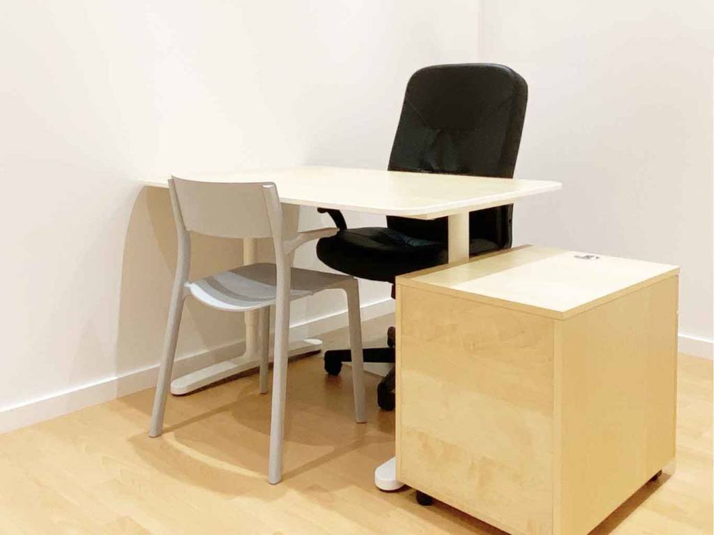 Bureau moderne, table, fauteuil de direction, chaise visiteur et bac tiroir - bois