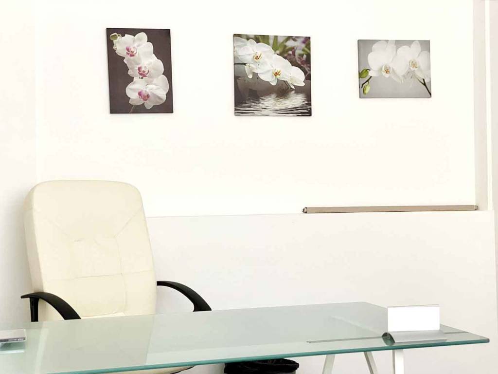 Détail décoratif de bureau moderne confort, table, fauteuil cuir de direction, fauteuil cuir visiteur – verre