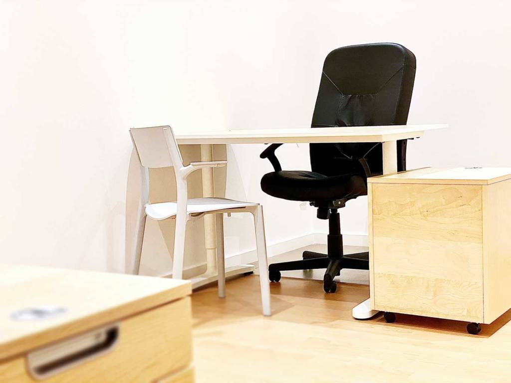 Bureaux modernes larges, tables, fauteuils de direction, chaises visiteur, bacs tiroir… - bois