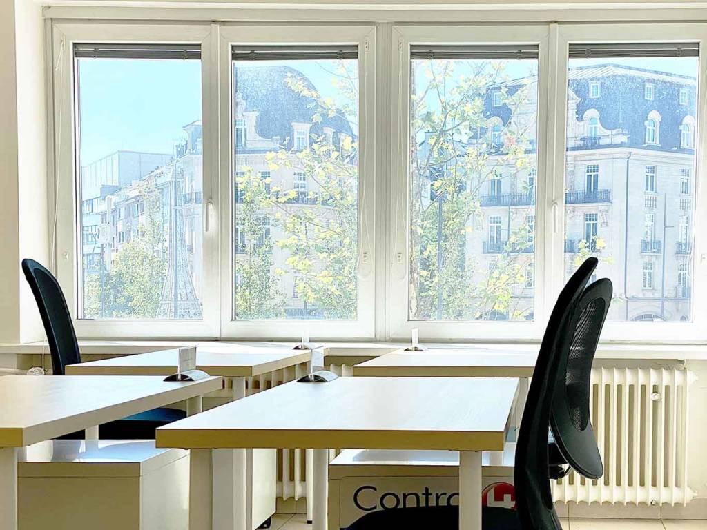 Bureaux modernes, tables, fauteuils de direction, bacs tiroir – bois coworking avec vue sur la Place de Paris